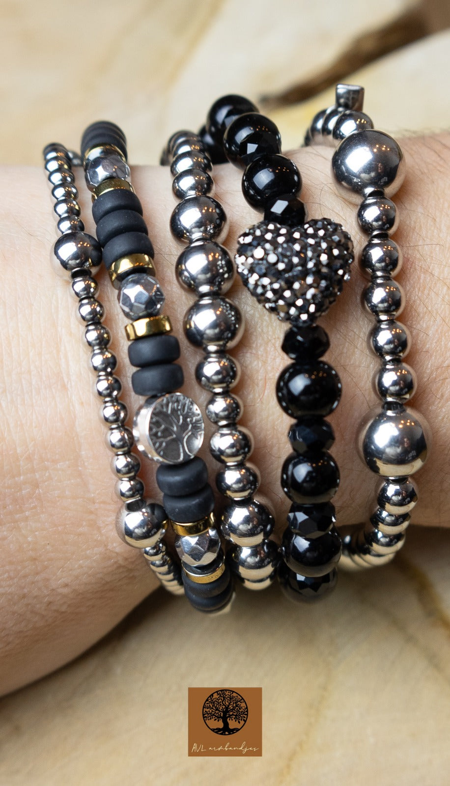 AVL special armband